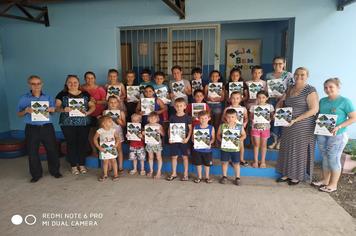 Alunos recebem Livro Escolar do Município de Paraíso do Sul