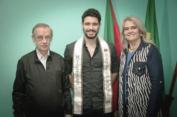 Candidato paraisense ao Mister RS esteve no Gabinete do Prefeito