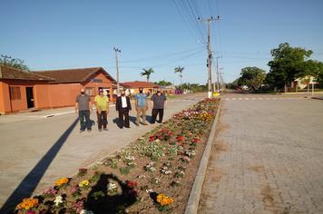 A Equipe da Secretaria de Obras realizou revitalização do Relógio do Sol na Praça Florinaldo Rohde