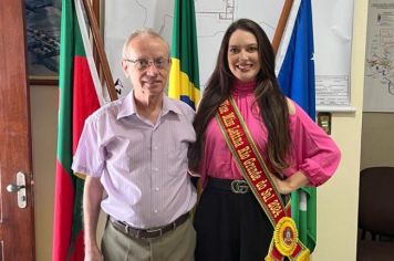 Visita da Vice Miss Latina RS, Neiza Martini, ao gabinete do prefeito Artur Ludwig