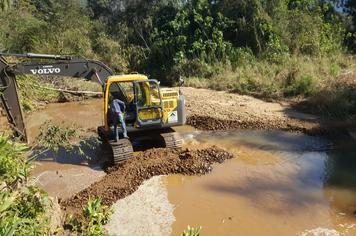 Secretaria de Obras realiza desassoreamento de arroio no interior do município