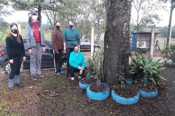 O plantio de flores está ocorrendo nas escolas municipais de Paraíso do Sul