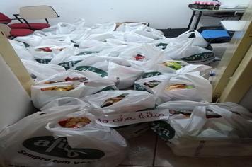 Secretaria de Educação distribui kits de alimentos da merenda escolar em estoque, aos pais em situação de vulnerabilidade social.