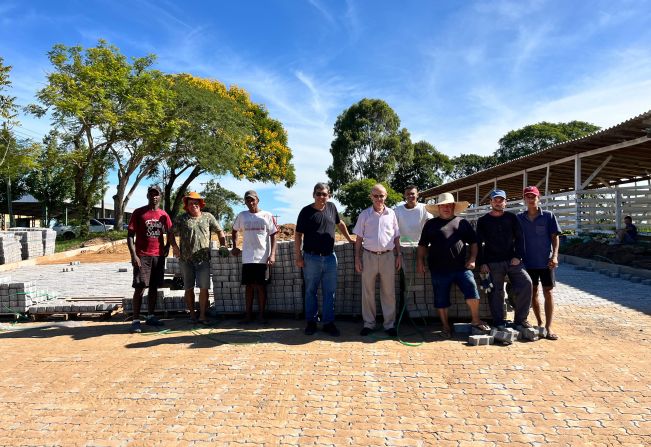 Seguem as obras do calçamento de trecho da rua Ruben Carlos Lüdtke, ao lado do ginásio Municipal