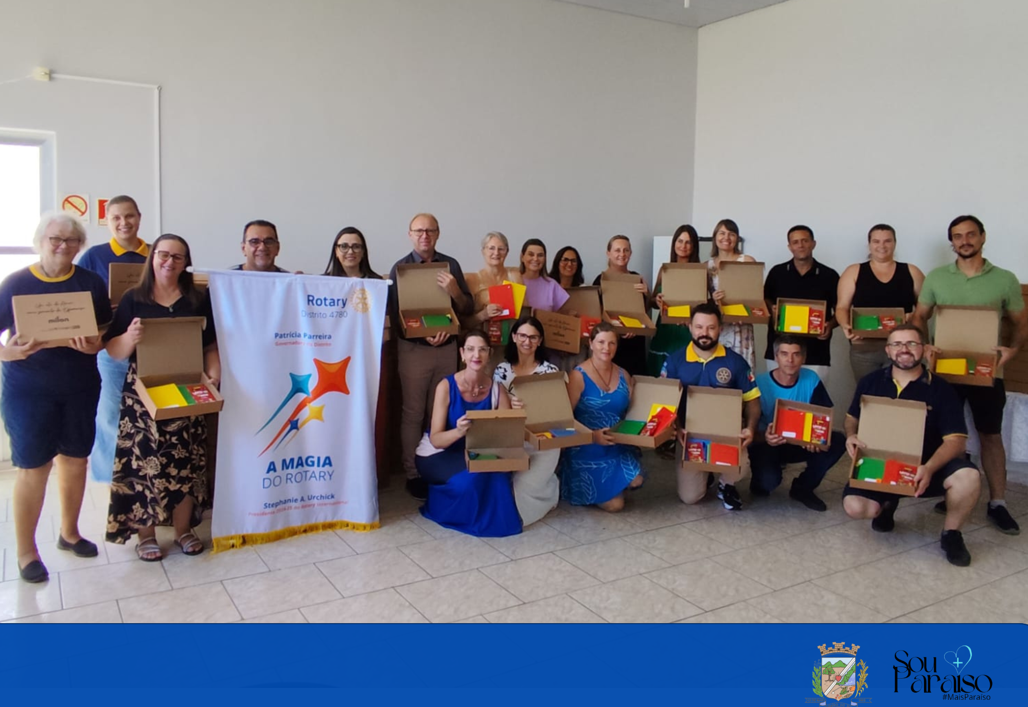 Kits escolares são entregues pelo Rotary às crianças de famílias atingidas pelas cheias 