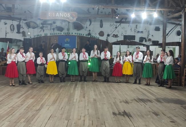 Grupo de danças Juvenil do CRAS participa da Ronda da APAE no CTG Tropeiros da Lealdade
