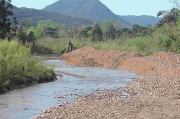 Desassoreamento de arroio na Vila Paraíso