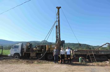Água de poço artesiano na ETA aflorou com 150 metros