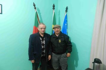 Prefeito Artur recebeu em seu gabinete o Assessor Jairo Pereira.