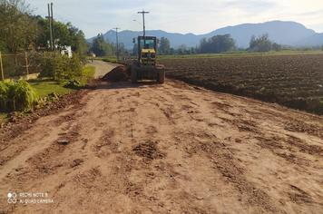 Prefeitura segue trabalhos com rolo compactador nas estradas municipais