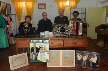 Familiares do Sr. Florindo Ivo Karsburg fazem doações de itens ao Espaço Cultural Municipal