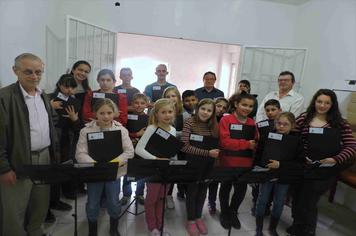 Comunidade Evangélica faz doação de pastas para Coral Juvenil