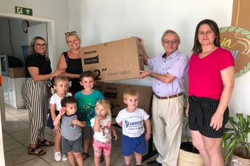 Prefeitura realiza a entrega de três aparelhos de TV para EMEI