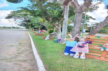 Voluntárias decoram praças para a chegada do coelhinho