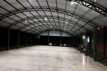 Cobertura metálica recebe iluminação