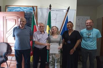 Prefeito da posse a novos funcionários aprovados no Concurso Público