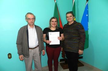 Prefeito Artur Ludwig dá posse à Professora em Paraíso do Sul