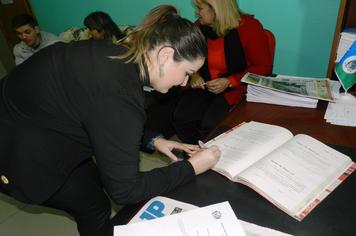 Prefeito Artur Ludwig dá posse à Professora em Paraíso do Sul