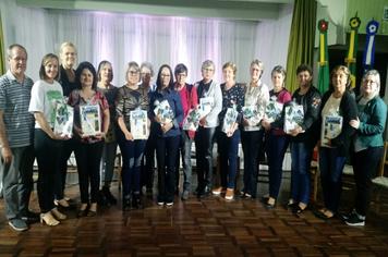 Feira do Livro sediou encontro dos professores aposentados do município