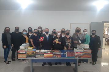 Jornalista faz doação de livros para biblioteca municipal