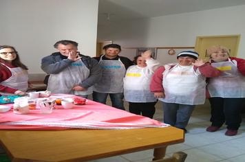 Jovens e adultos participam do Grupo Cheff Especial realizado pelo CRAS