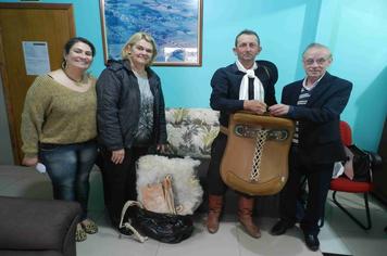 Prefeito Municipal faz entrega de uma Sela de Montaria a voluntário do Projeto Conviver