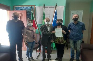 Prefeito da posse a novas funcionárias