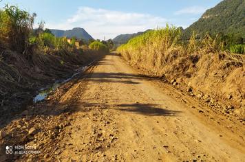 Município segue trabalhando na recuperação das estradas do interior.