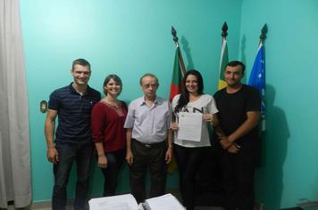 Prefeito Municipal Artur Ludwig dá posse a novos servidores em Paraíso do Sul