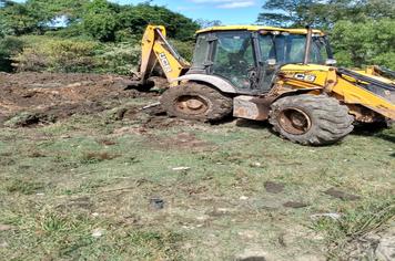 Máquinas trabalham na abertura de bebedouros nas propriedades rurais