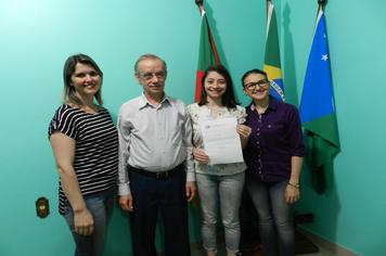 Prefeito Artur Ludwig dá posse à Enfermeira em Paraíso do Sul