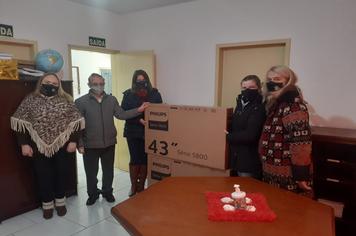 Prefeitura realiza a entrega de dois televisores para EMEI