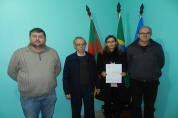 Prefeito Artur Ludwig dá posse à nova Contadora em Paraíso do Sul