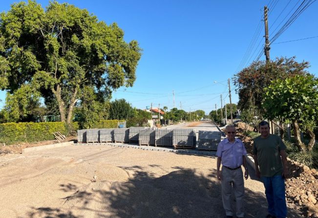 Pavimentação da Rua Roberto Krügel segue avançando