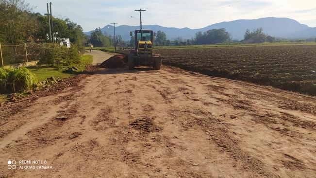 Prefeitura segue trabalhos com rolo compactador nas estradas municipais