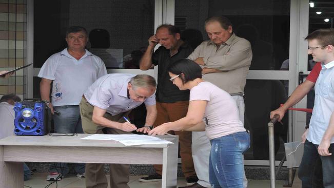 Prefeito de Paraíso do Sul assina escritura de compra de Sede própria