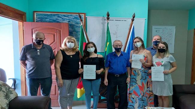 Prefeito Artur dá posse à novas Professoras contratadas através de Processo Seletivo