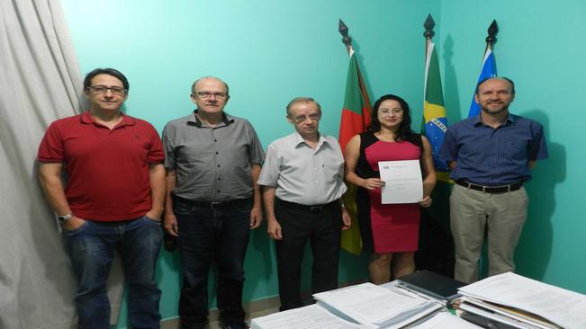 Prefeito Artur Ludwig dá posse à nova Fiscal de Tributos