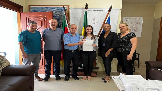 Posse de Médica é realizada no Gabinete do Prefeito Municipal