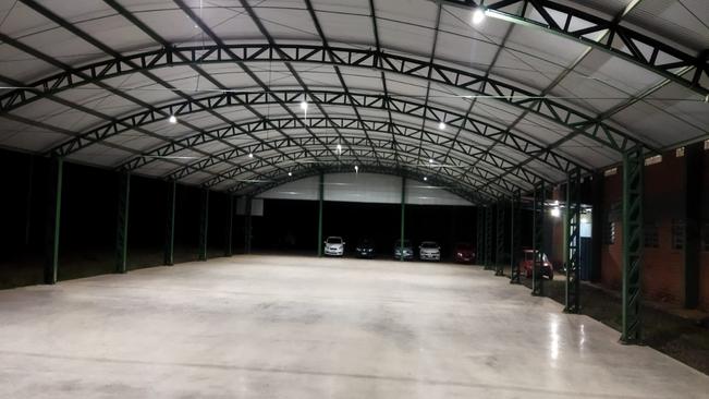Cobertura metálica recebe iluminação