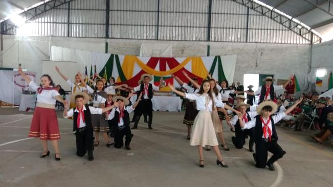 Grupo de Dança Juvenil se apresenta em Agudo