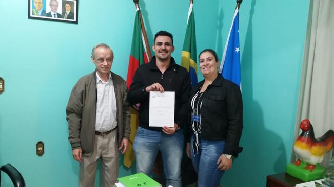 Prefeito Artur dá Posse a novo Servidor