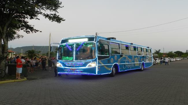 Ônibus Natalino anima comunidade paraisense