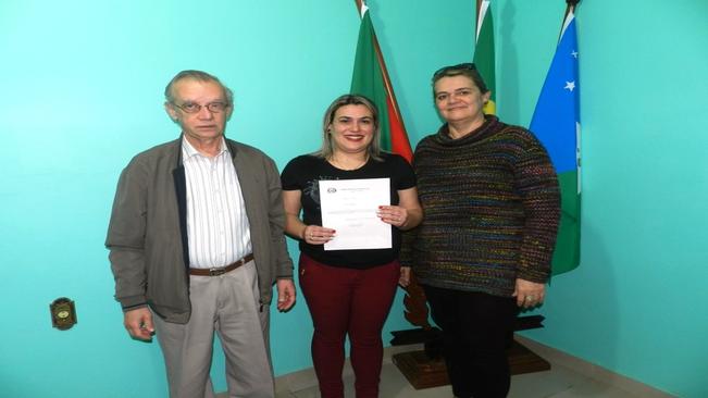 Prefeito Artur Ludwig dá posse à Professora em Paraíso do Sul