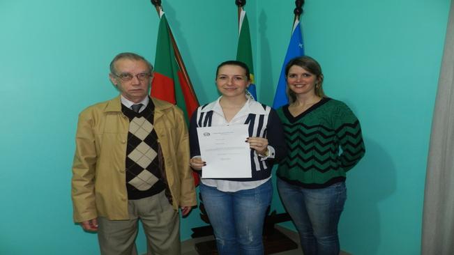 Prefeito Artur Ludwig dá posse à Servidora em Paraíso do Sul