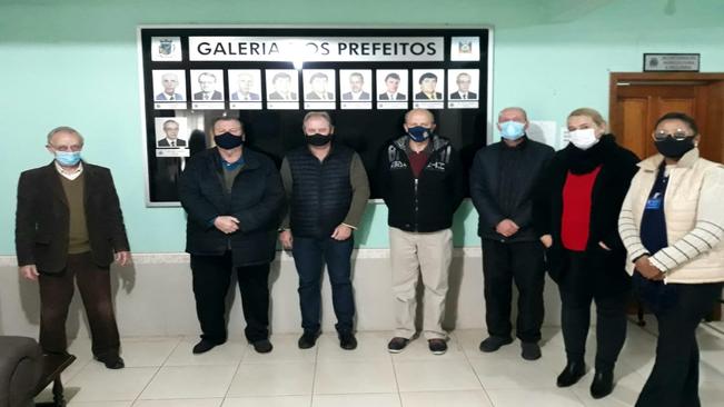 Ato de descerramento da placa do Prefeito Artur ocorreu nesta manhã, 21