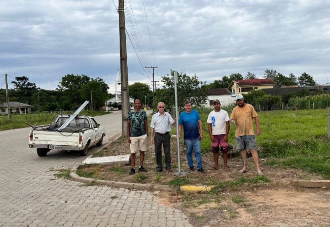 Instalação de novas placas de trânsito em diversos pontos do município