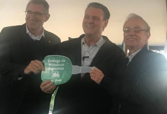 Recebimento de retroescavadeira adquirida com recursos de emendas parlamentares da Bancada Gaúcha