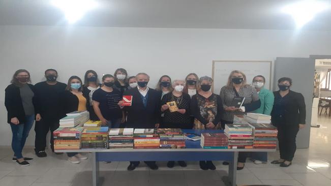 Jornalista faz doação de livros para biblioteca municipal