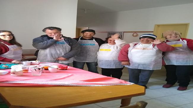 Jovens e adultos participam do Grupo Cheff Especial realizado pelo CRAS